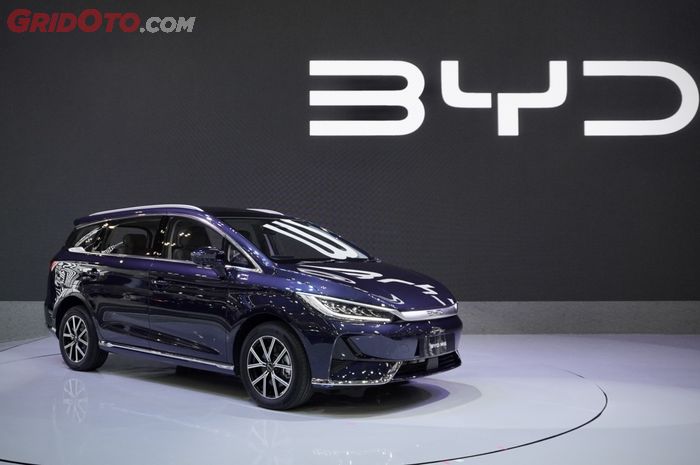 Dua varian baterai BYD M6 di GIIAS 2024, jarak tempuh tembus 500 km.