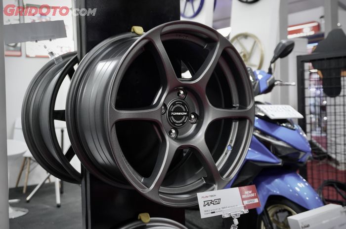 Pelek mobil aftermarket flow form Torsion Wheels yang diperkenalkan di GIIAS 2024.