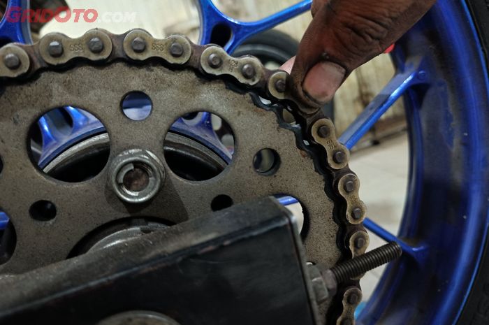 Rantai dan gir motor aus