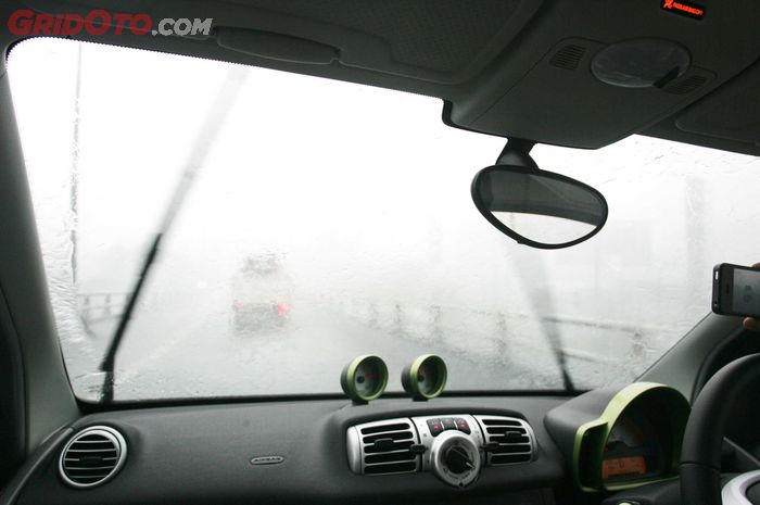 Cara mudah cek kondisi karet wiper di mobil bekas kesayangan (foto ilustrasi)