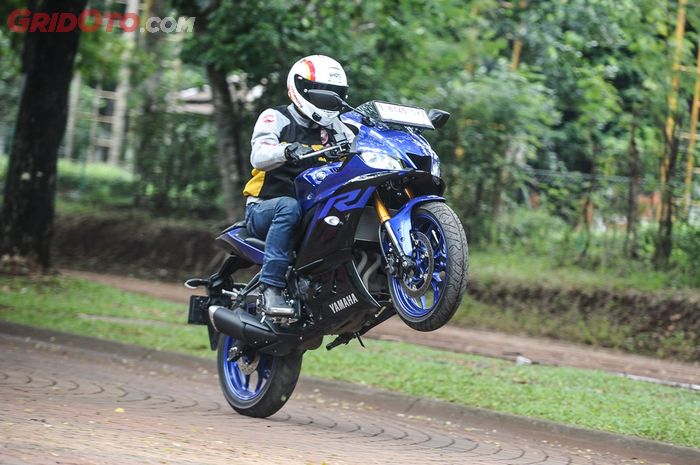 Yamaha R25 bermesin 2 silinder 250 cc, manual 6 percepatan