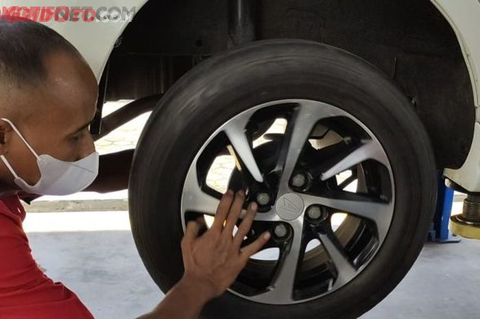 Untuk cek bearing roda sudah aus atau belum, putar roda ke arah berlawanan dari rotasi ban, sambil tangan kita yang satunya pegang sokbreaker