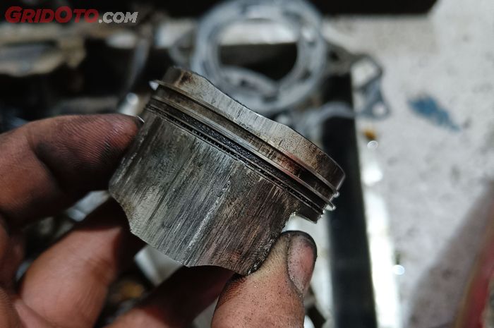 Ilustrasi piston motor bekas