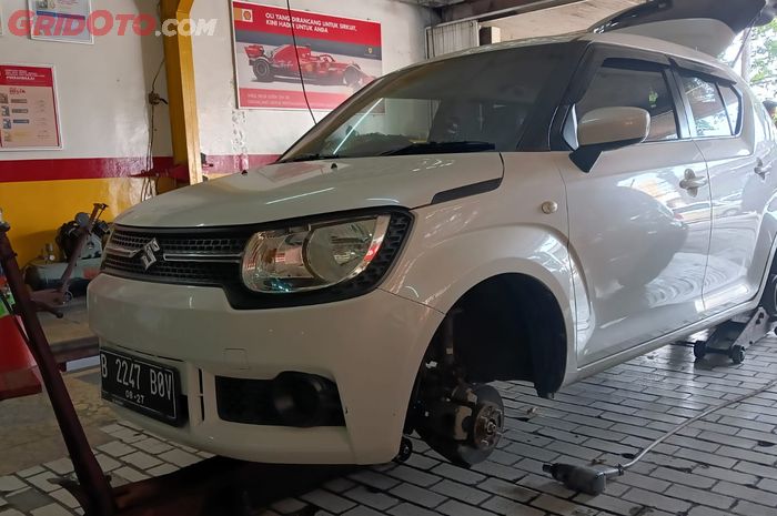 Ilustrasi ganti ban mobil