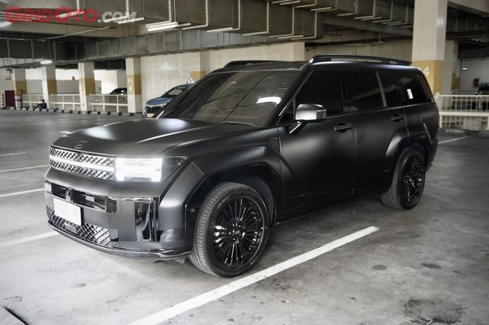 Ada aksesori pada pilar C Santa Fe pada tipe Calligraphy yang punya fungsi penting buat kepraktisan.