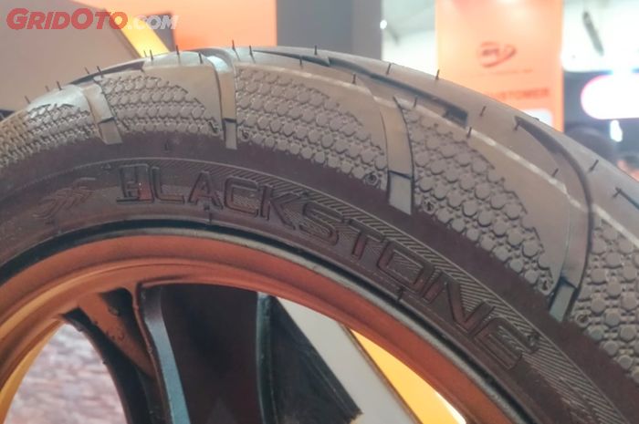Harga ban motor merek Blackstone