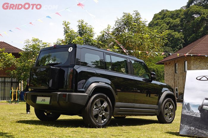 Chery J6 memiliki kotak yang terpasang pada pintu bagasinya.