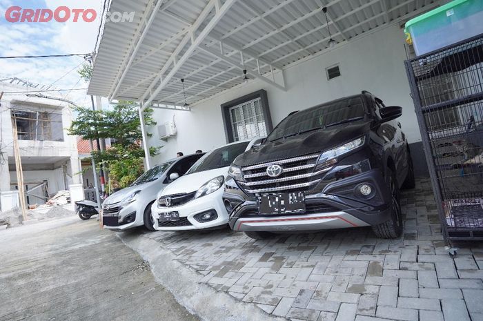 Kabel aki dilepas untuk mensiasati agar aki mobil tidak tekor selama ditinggal karena mesin tidak menyala dalam waktu lama.