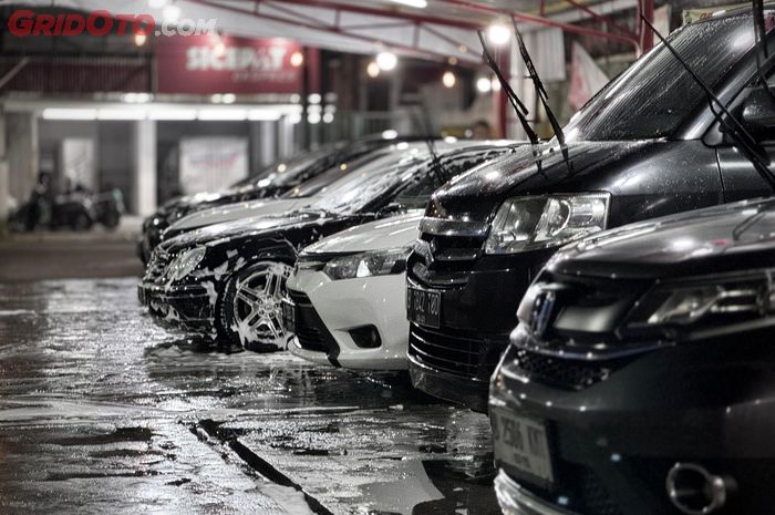 ILUSTRASI. Buat yang mau cuci mobil sendiri, sebaiknya siapkan dua ember atau wadah terpisah.