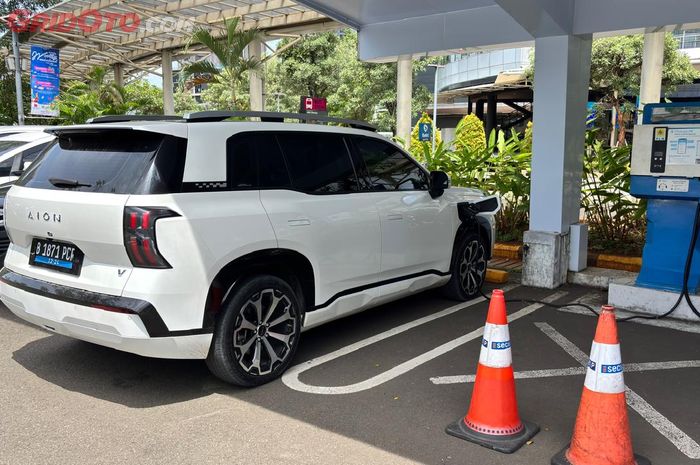 Mobil listrik Aion V sedang isi daya listrik