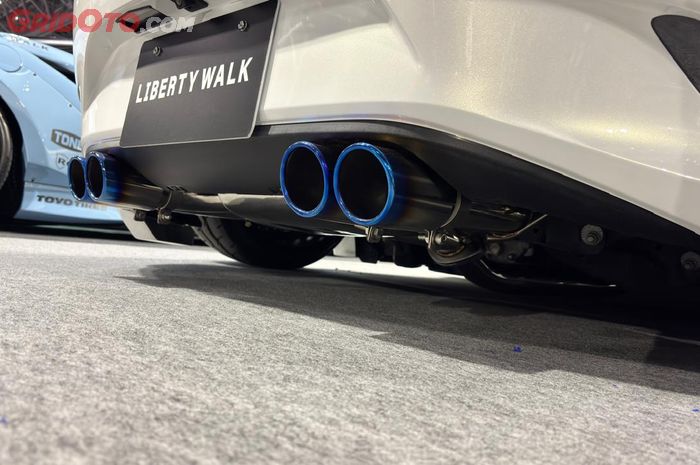 Muffler Armytrix menghiasi bagian belakang Mazda MX-5 Liberty Walk