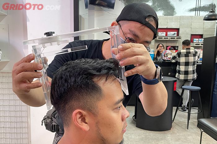 Personal Fitting System (PFS) Shoei Indonesia, kepala diukur dengan alat khusus