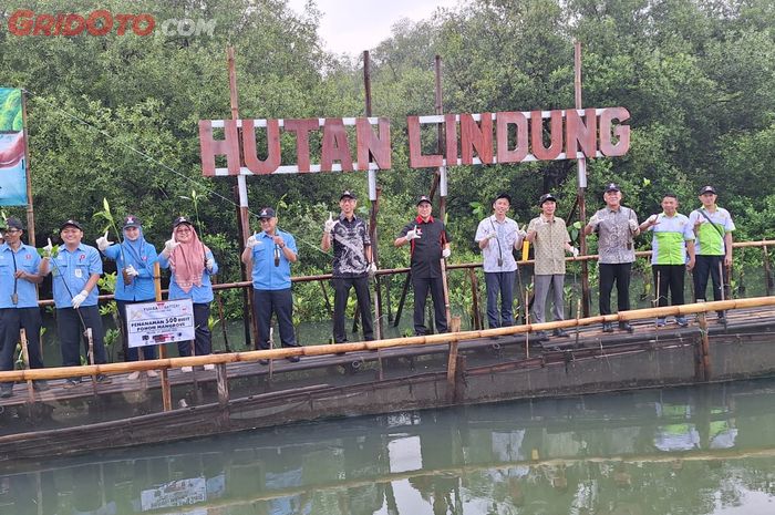 Peringati usia yang ke-50, PT Yuasa Battery Indonesia lakukan dengan pemberitan 500 bibit mangrove 