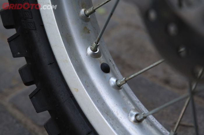 Lubang mirip tompel di pelek Honda CRF150L