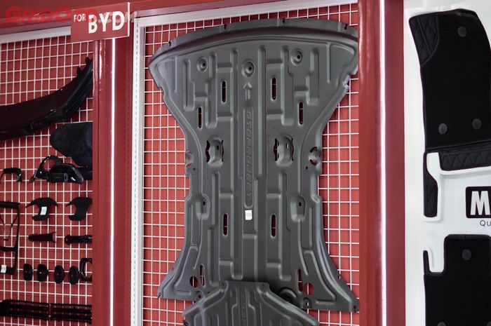 Otoproject menyediakan aksesori crank guard yang bisa menjadi battery protector atau cover baterai untuk BYD Seal di IIMS 2025.