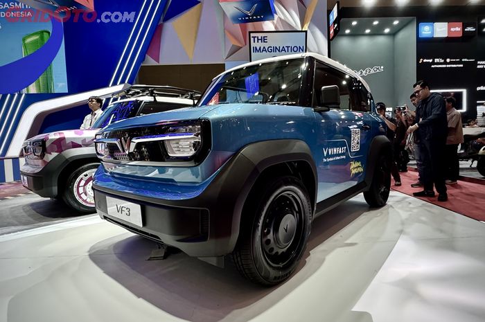 VinFast VF 3 punya fitur yang tidak dimiliki rival-rivalnya, yakni soket charger DC CCS2 untuk fast charging.