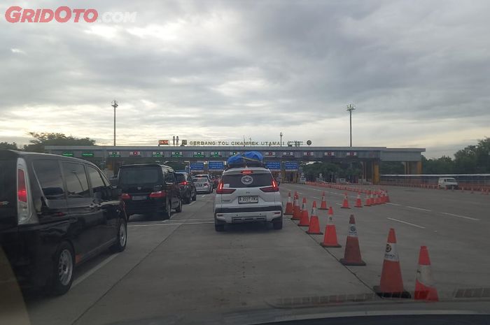 Gerbang Tol Cikampek Utama ramai lancar di H-1 Lebaran 