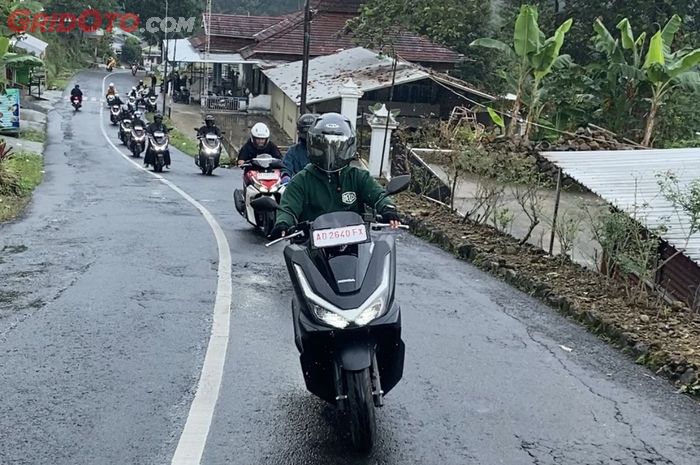 Ilustrasi motor matic di anjakan