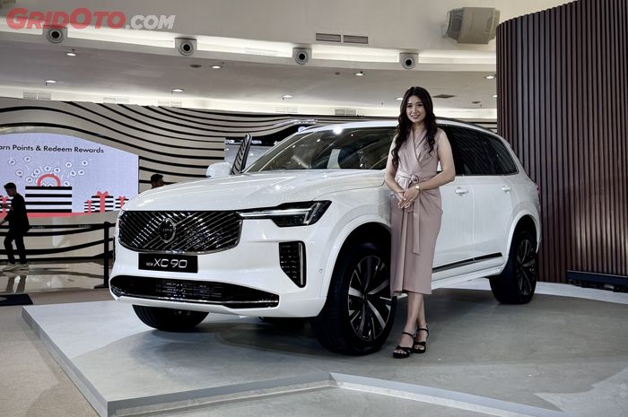 Volvo Car Indonesia resmi menghadirkan model flagship SUV-nya, Volvo XC90 facelift yang dibanderol dengan harga Rp 2,75 miliar OTR Jakarta