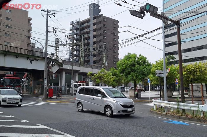 Tertibnya Antri lampu merah di Jepang