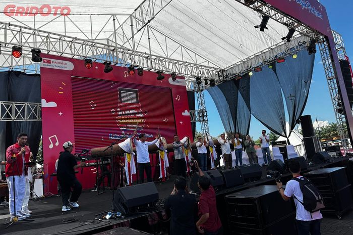 Pembukaan acara Daihatsu Kumpul Sahabat 2025 di Alun-Alun Tigaraksa, Kabupaten Tangerang (18/5)