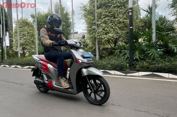 Indomobil E-Motor Adora dinobatkan sebagai yang terbaik di kelas Medium Electric Skutik di OTOMOTIF Award 2025
