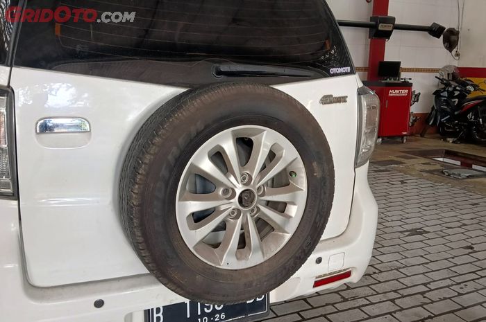 Ilustrasi ban serep mobil bekas