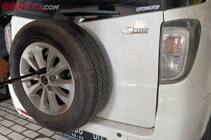 Ilustrasi ganti ban serep alias ban cadangan