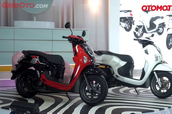 Scoopy Energetic (kiri) dan Prestige (kanan)