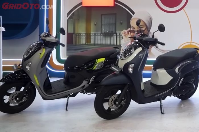 Scoopy Energetic (kiri) dan Fashion (kanan)
