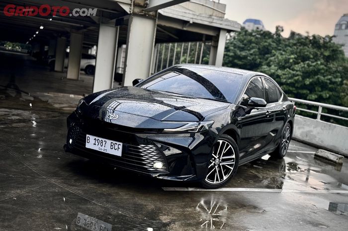 Toyota Camry HEV terbaru tetap menjaga kenyamanan penumpang jok belakang