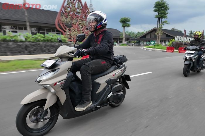 Tim GridOto, Dimas Popo dan Antonius Yulianto, turing dari Jakarta - Yogyakarta menggunakan Yamaha Gear Ultima 125.