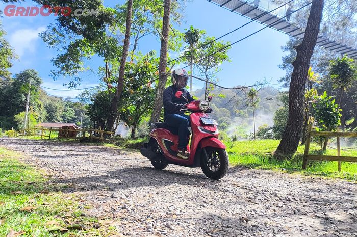 Suspensi empuk Honda Stylo 160 masih terasa nyaman saat dipakai di jalan yang rusak