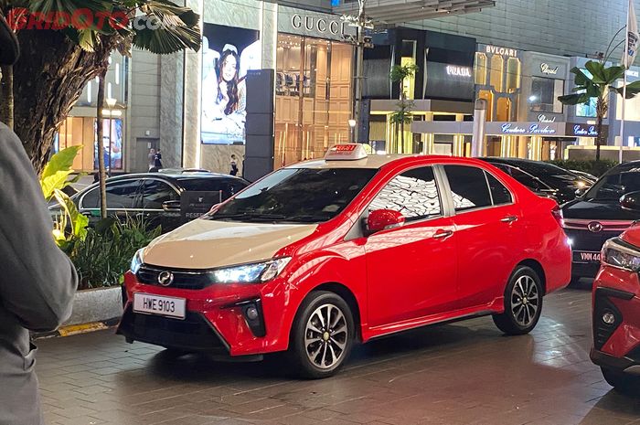 Perodua Bezza taksi terpergok tepat di depan hotel kami.