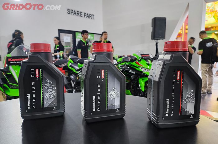 Kawasaki Semi-Synthetic oil dibanderol Rp 170 ribu, sedangkan Kawasaki Premium Oil dijual Rp 220 ribu