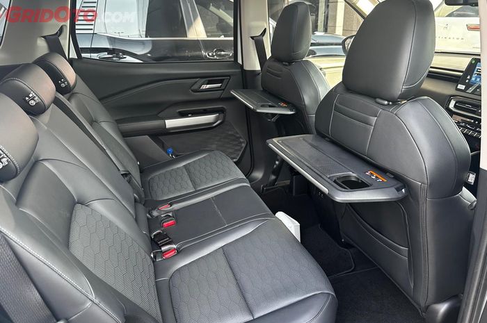 Jok baris kedua Mitsubishi Destinator