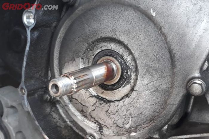 Ilustrasi oli mesin motor matic rembes ke CVT