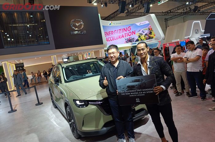 Ade Rai melakukan seremoni pembelian pertama Mazda CX-60 Sport di GIIAS 2025