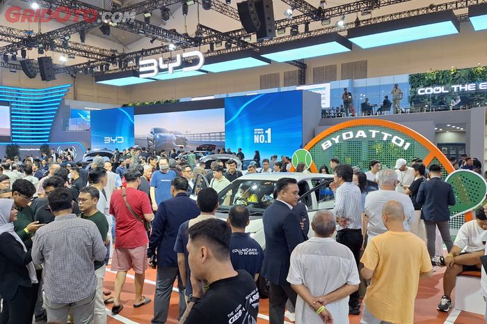 Booth BYD di GIIAS 2025 diserbu pengunjung yang penasaran dengan Atto 1