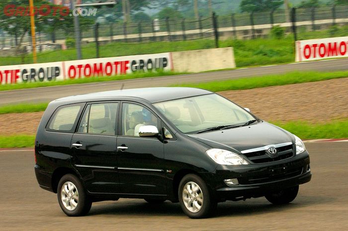 mobil bekas Toyota Kijang Innova 2004                               