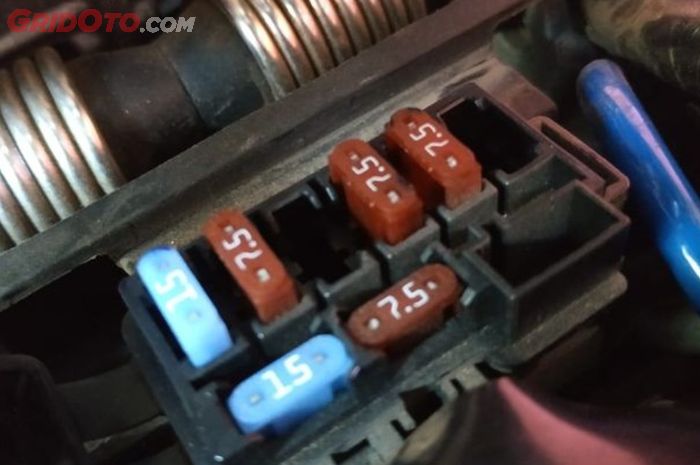 Ilustrasi sekring motor bekas 