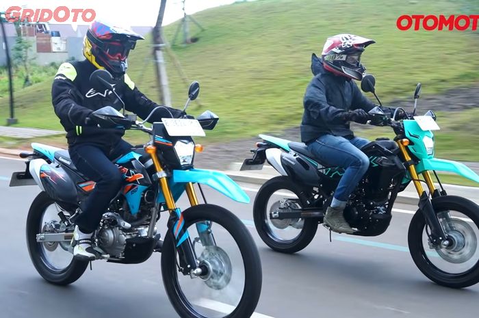 KLX150SE (kiri) dan KLX150SM SE (kanan)
