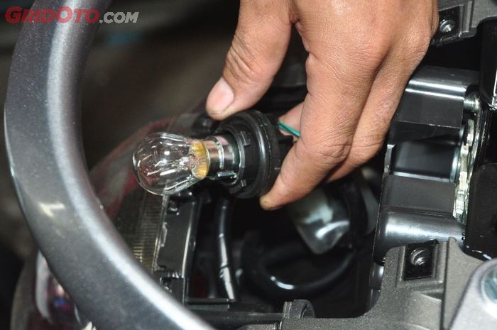 Fiting lampu bohlam di motor
