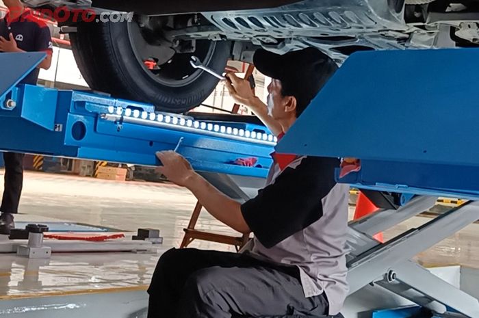 penyetelan kaki-kaki saat spooring berlangsung 