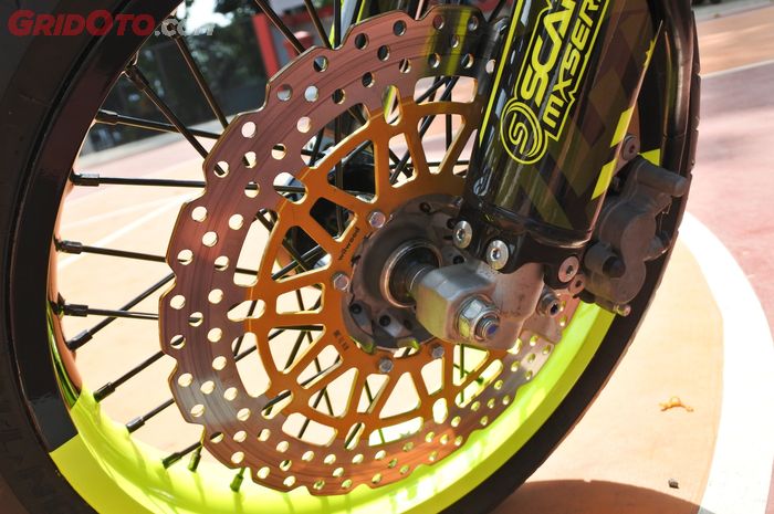 Ilustrasi cakram lebar di motor bekas