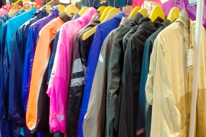 Pilih Ukuran Jas Hujan Motor