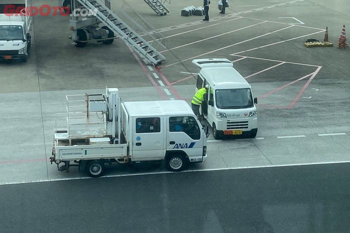 Turun Bandara Haneda ketemu mobil-mobil khas Jepang.