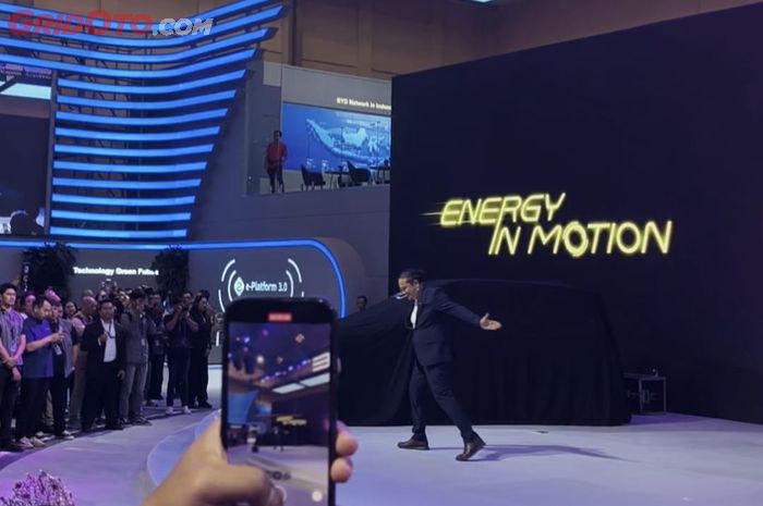 Luther Panjaitan, Head of Public &amp; Government Relations BYD Indonesia usai menyampaikan pidatonya dalam press conference ATTO 1 di GIIAS 2025 (23/7/2025)