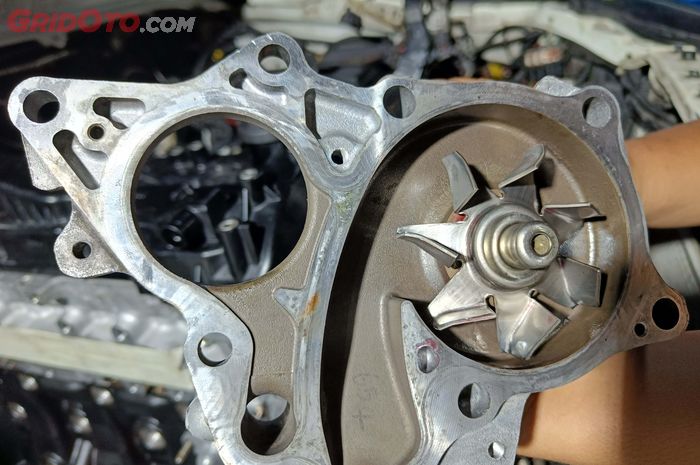 ilustrasi water pump mesin mobil  bekas