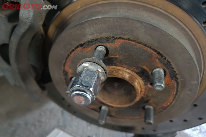 mur roda mobil bisa slek dan harus diganti baru